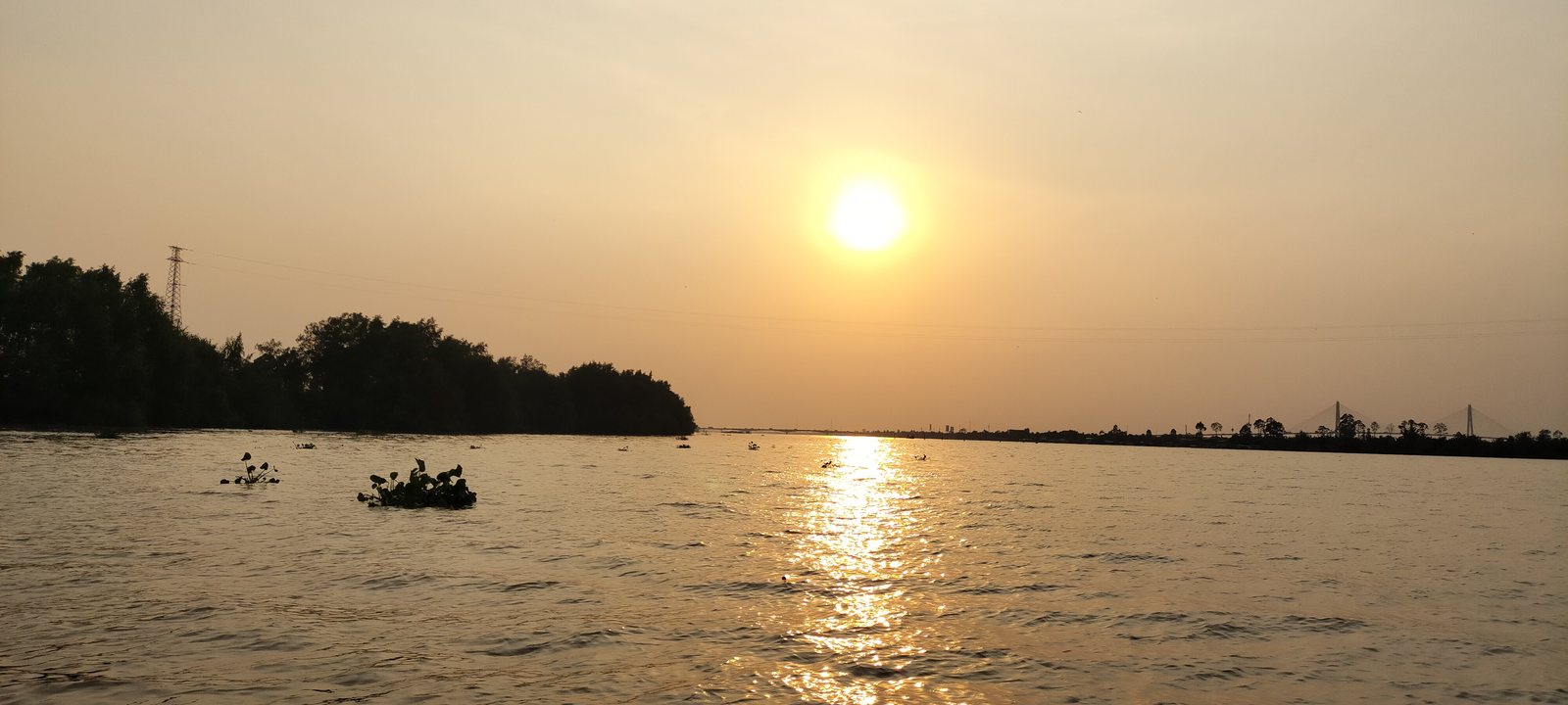 メコン川の夕暮れと木造船 Wooden boat on the Mekong River at sunset