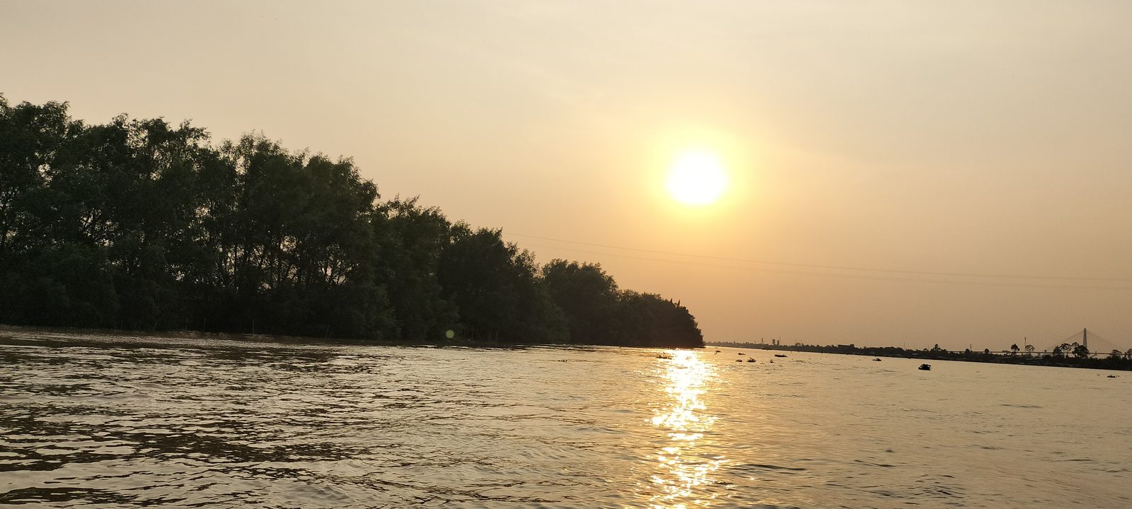 メコン川本流に沈む夕日 Sunset over the Mekong River main stream