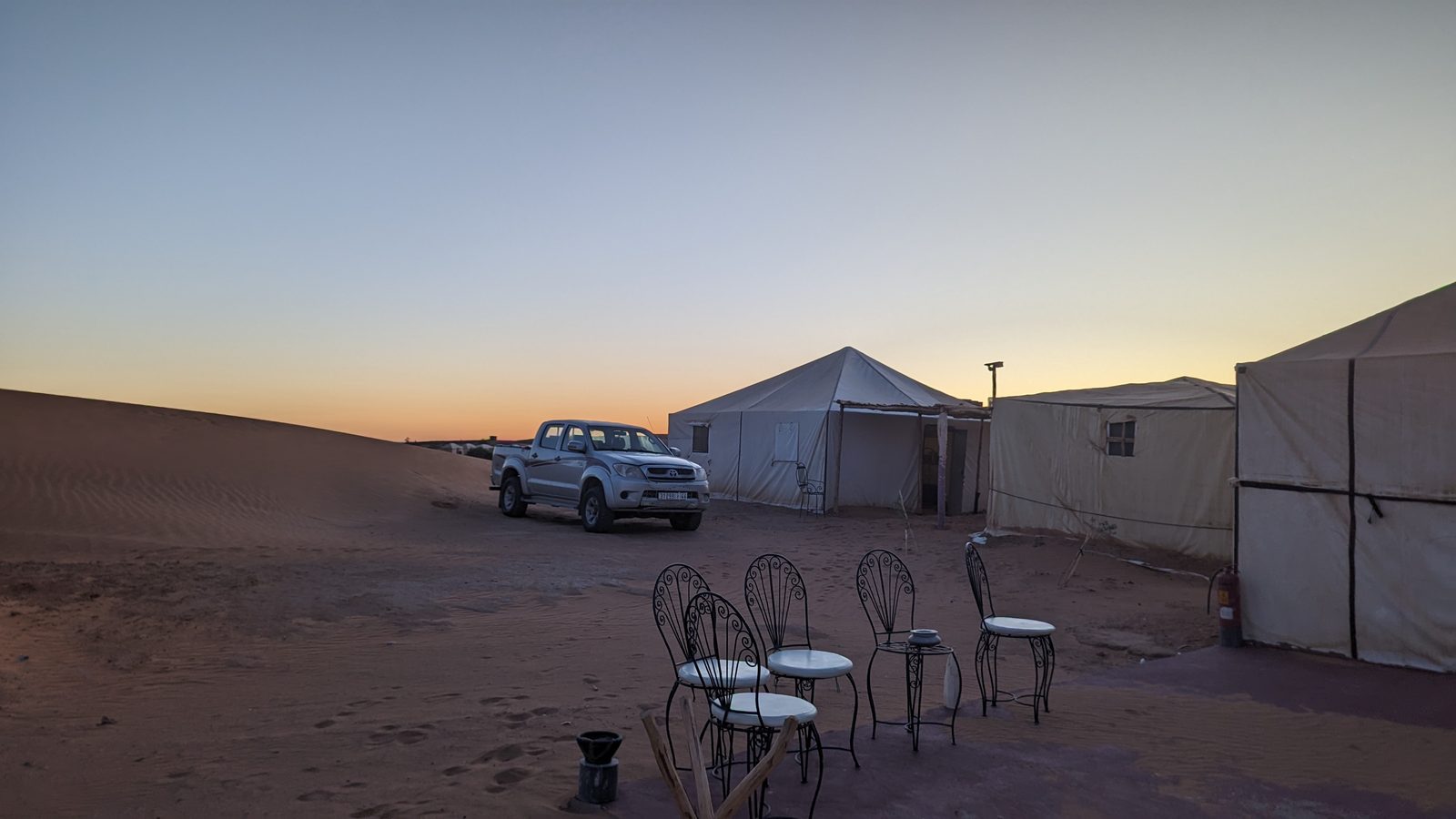 朝の砂漠キャンプと送迎の4WD Desert camp in the morning with a 4WD pickup, Merzouga