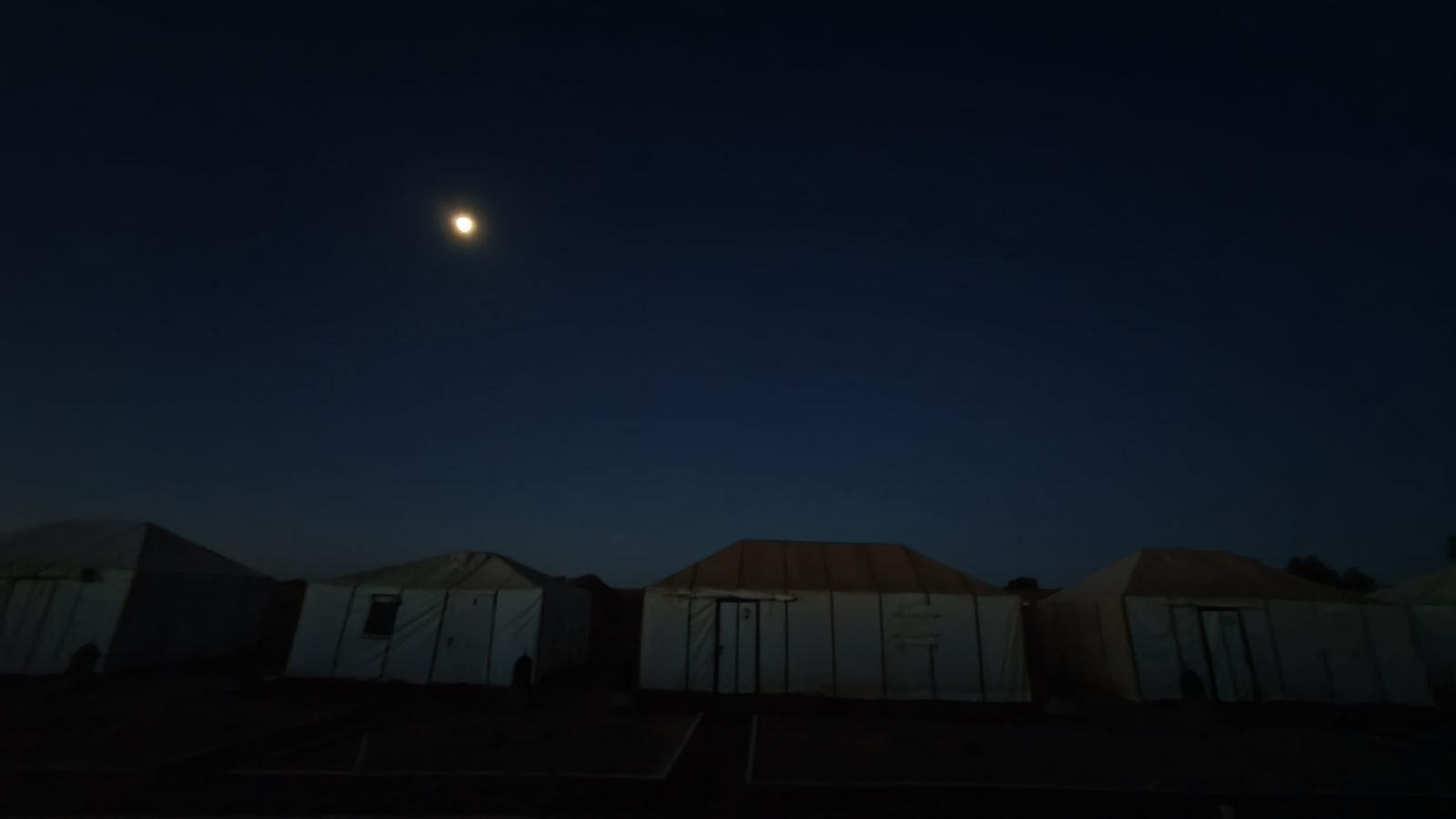 夜明け前の砂漠キャンプと月 Desert camp tents under the moon before dawn, Merzouga