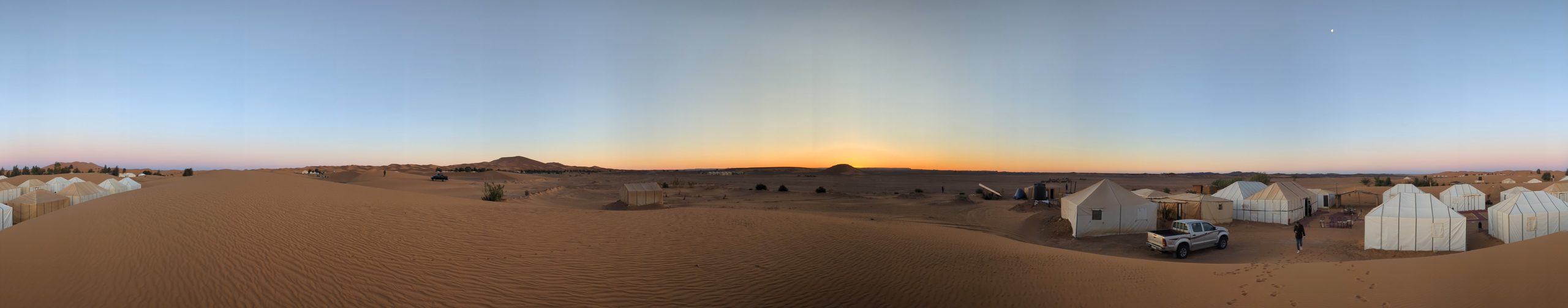 サハラの日の出とキャンプのパノラマ Sunrise panorama over a Sahara desert camp, Merzouga