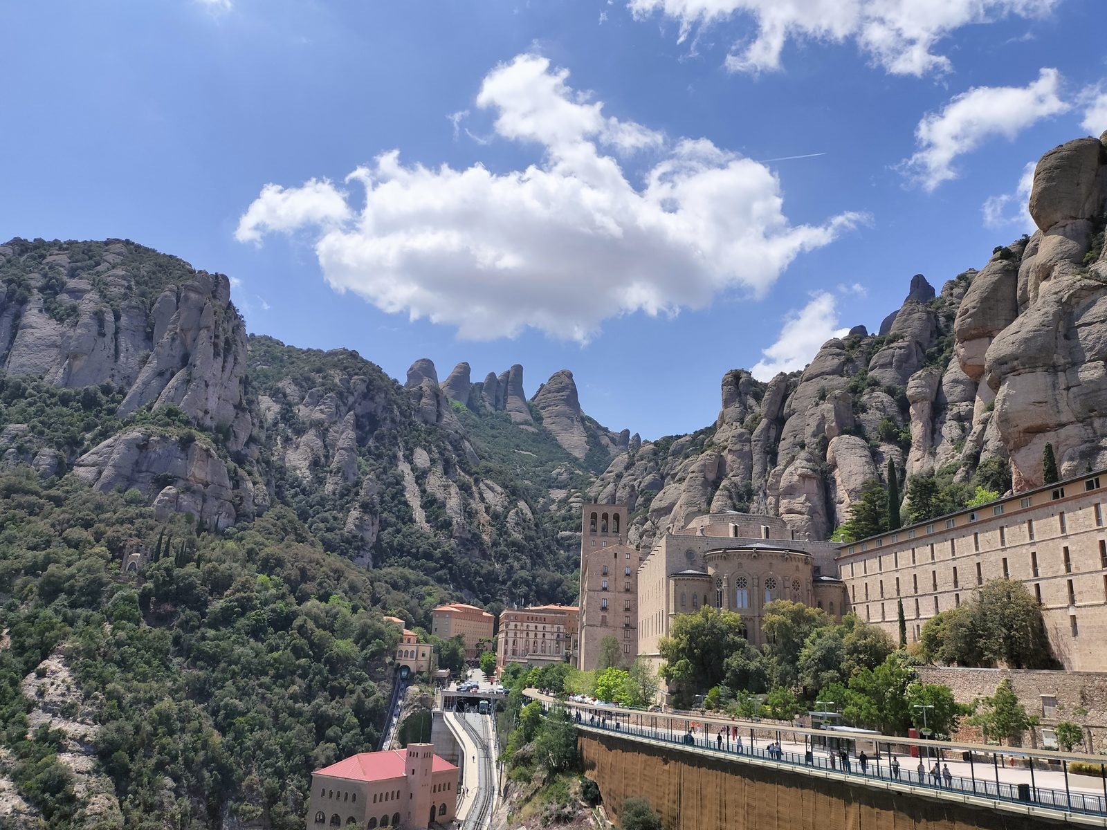 モンセラート修道院と奇岩群 Montserrat monastery and serrated peaks