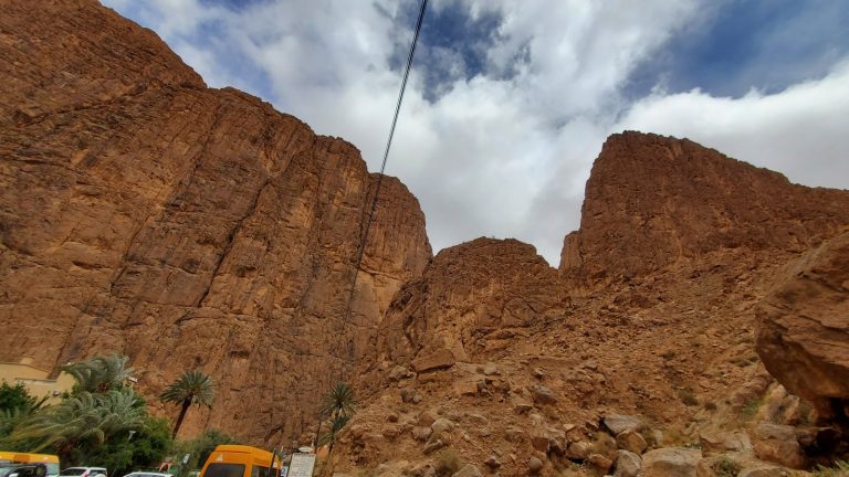 そそり立つ峡谷の岩壁 Towering canyon walls, Morocco
