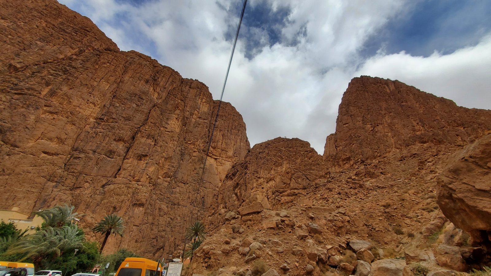 そそり立つトドラ峡谷の岩壁 Towering canyon walls of the Todra Gorge, Morocco