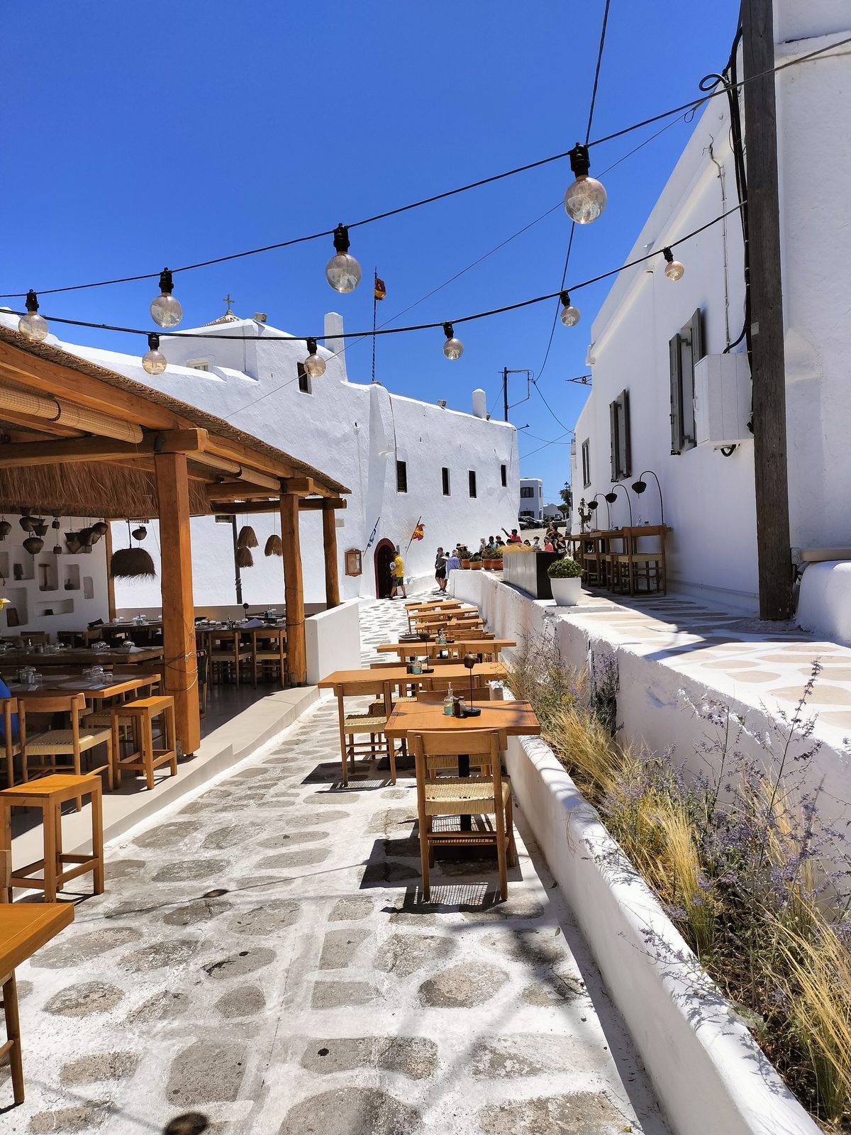 アノ・メラのタベルナ広場 Taverna square in Ano Mera village, Mykonos