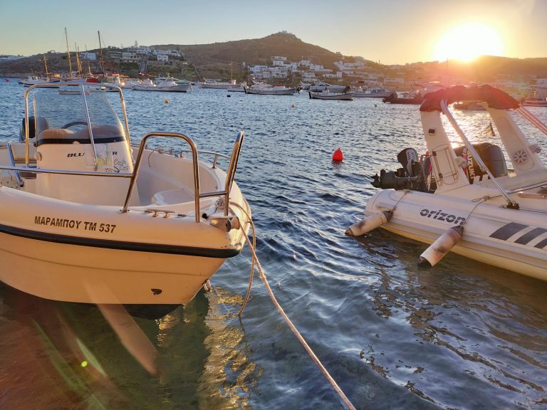 夕暮れのミコノス港に浮かぶ小舟 Boats in Mykonos harbour at golden hour