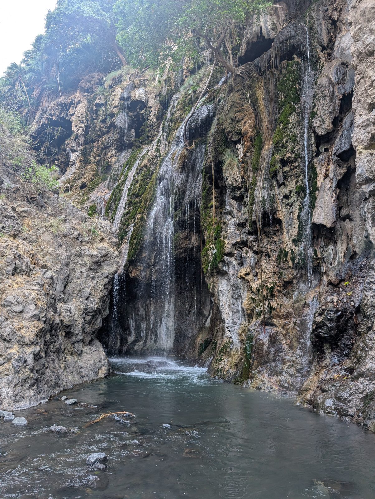 ンガレ・セロの滝 Ngare Sero waterfall in the gorge near Lake Natron