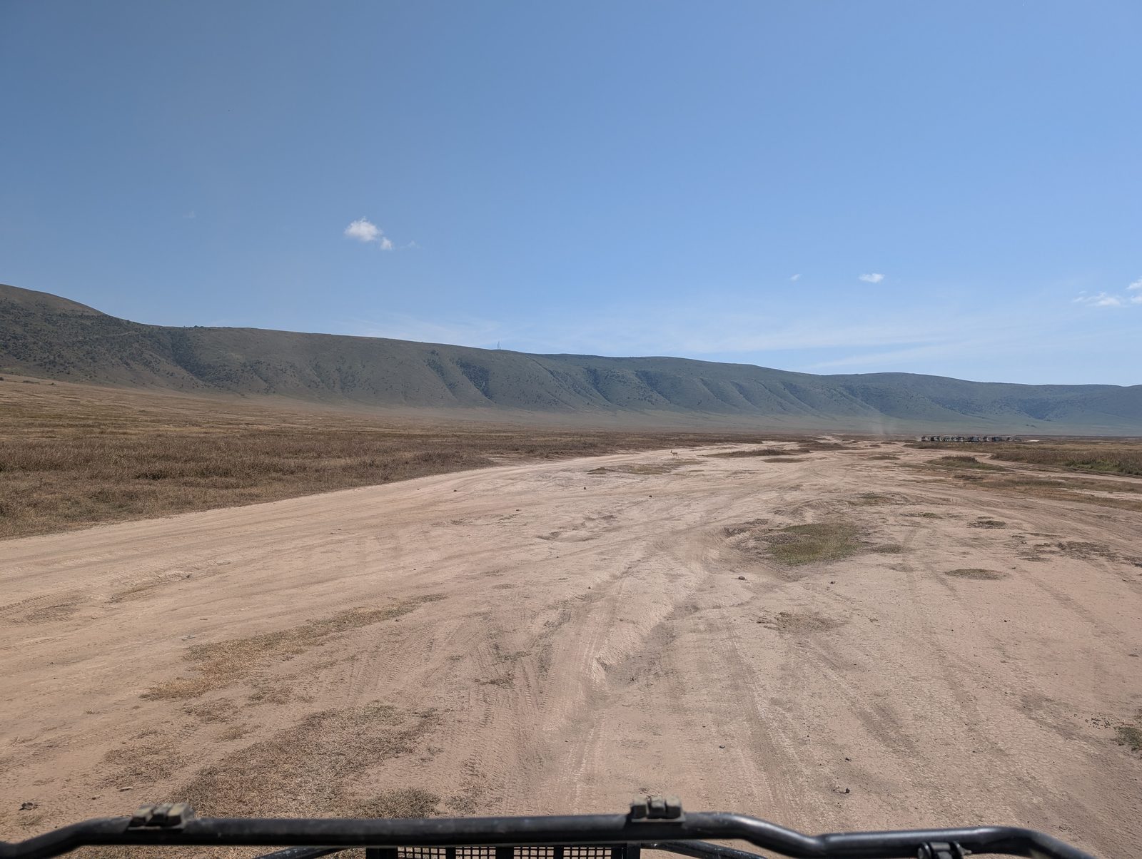 クレーターへの降下路 The descent road into Ngorongoro Crater