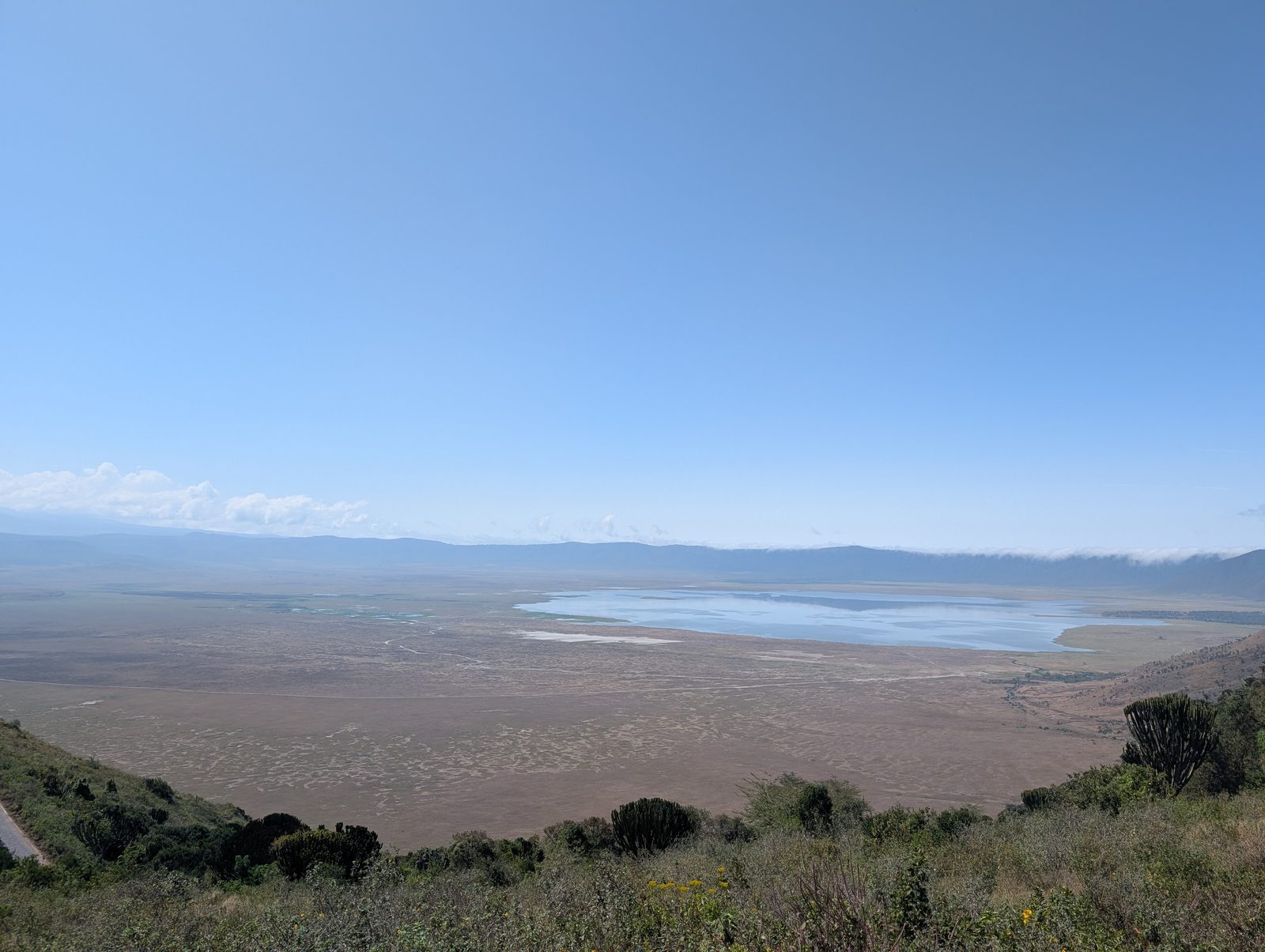 ンゴロンゴロ・クレーターの展望台からの眺め Ngorongoro Crater viewed from the rim, Tanzania