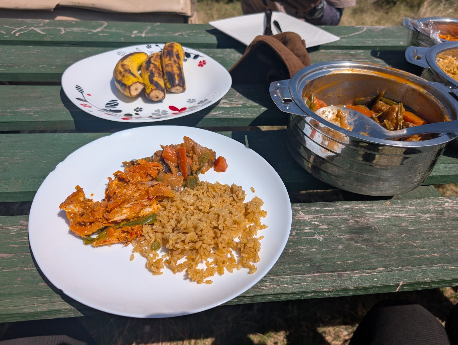 クレーター内のピクニックサイトでのランチ Picnic lunch box at the Ngorongoro crater floor site