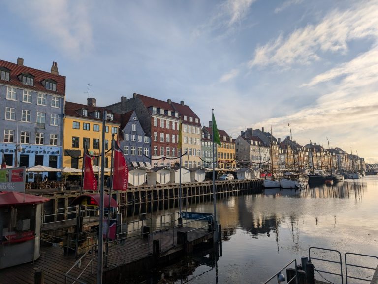 ニューハウンのカラフルな水辺 The colorful waterfront of Nyhavn, Copenhagen