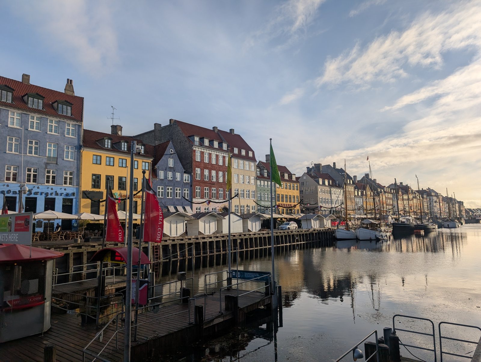 ニューハウンのカラフルな水辺 The colorful waterfront of Nyhavn, Copenhagen