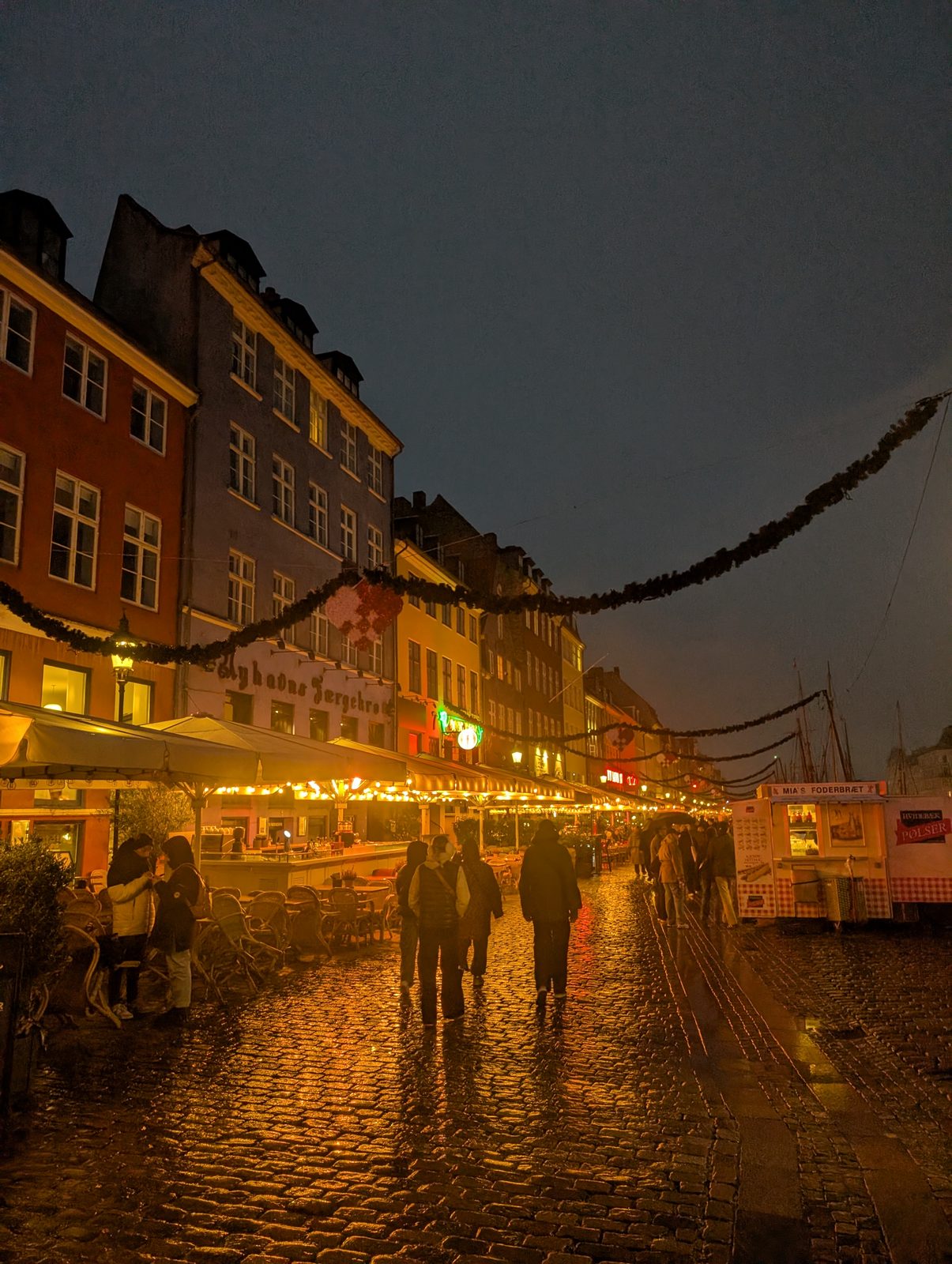 雨に濡れた夕暮れのニューハウン Nyhavn at dusk in the rain, Copenhagen