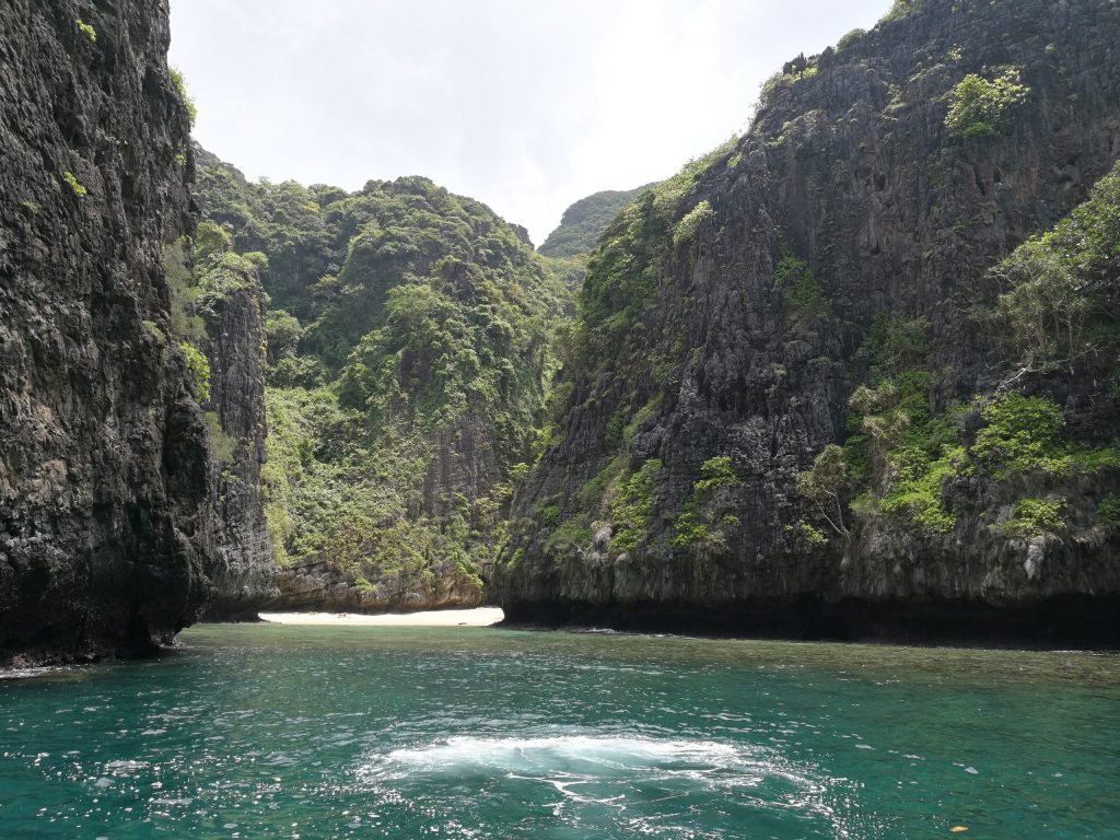 ピピ諸島の石灰岩カルストの入江 Limestone karst bay, Phi Phi Islands, Thailand