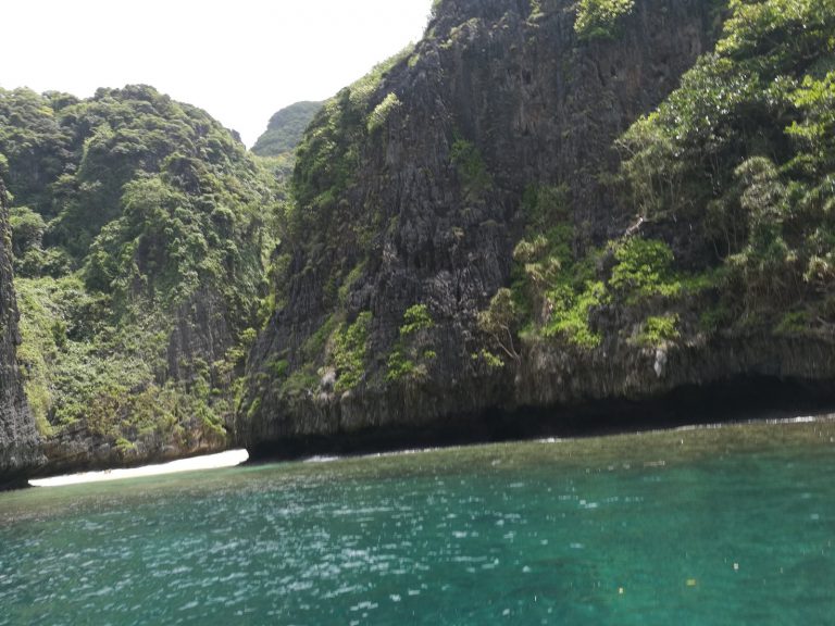 石灰岩の断崖に囲まれた入り江 An emerald bay ringed by limestone cliffs, Phi Phi