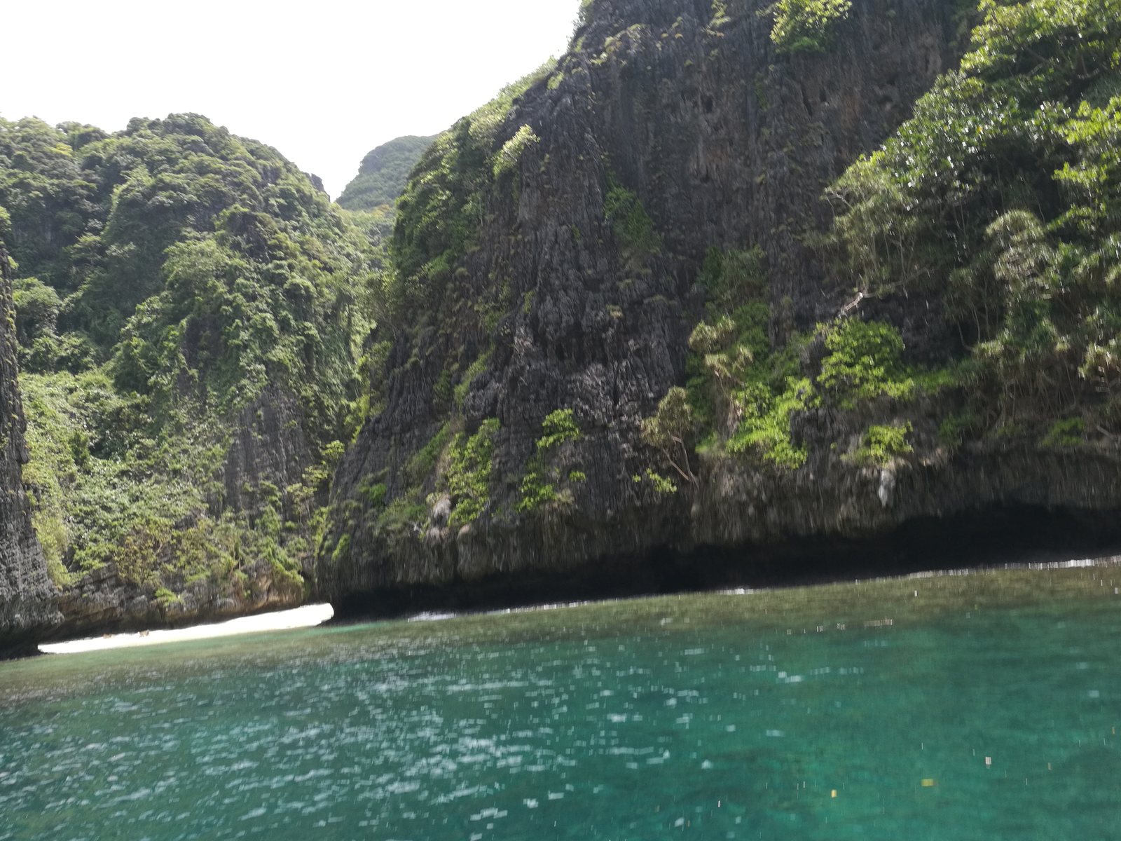 ピピ諸島の石灰岩の崖とエメラルドの入江 Limestone cliffs and an emerald bay in the Phi Phi Islands, Thailand
