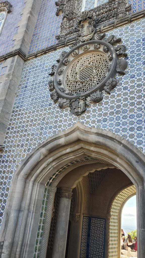 アズレージョに縁取られたマヌエル様式のアーチ A Manueline arch framed by azulejo tiles