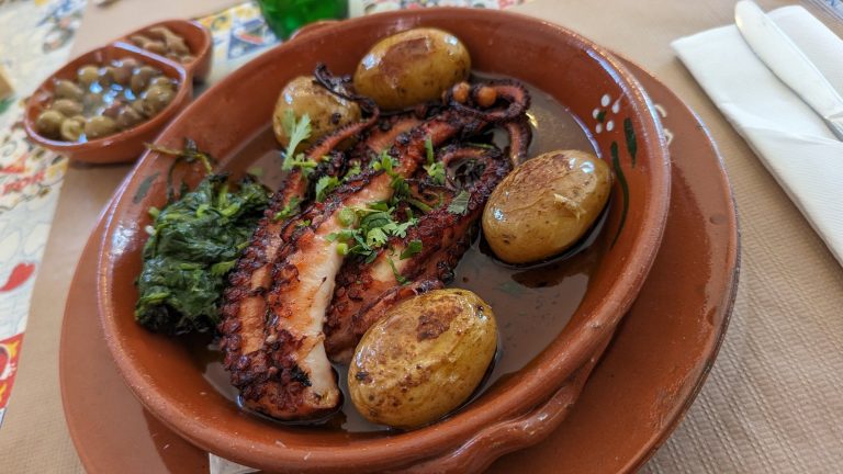 ポルトガル名物のタコ料理 A traditional Portuguese octopus dish