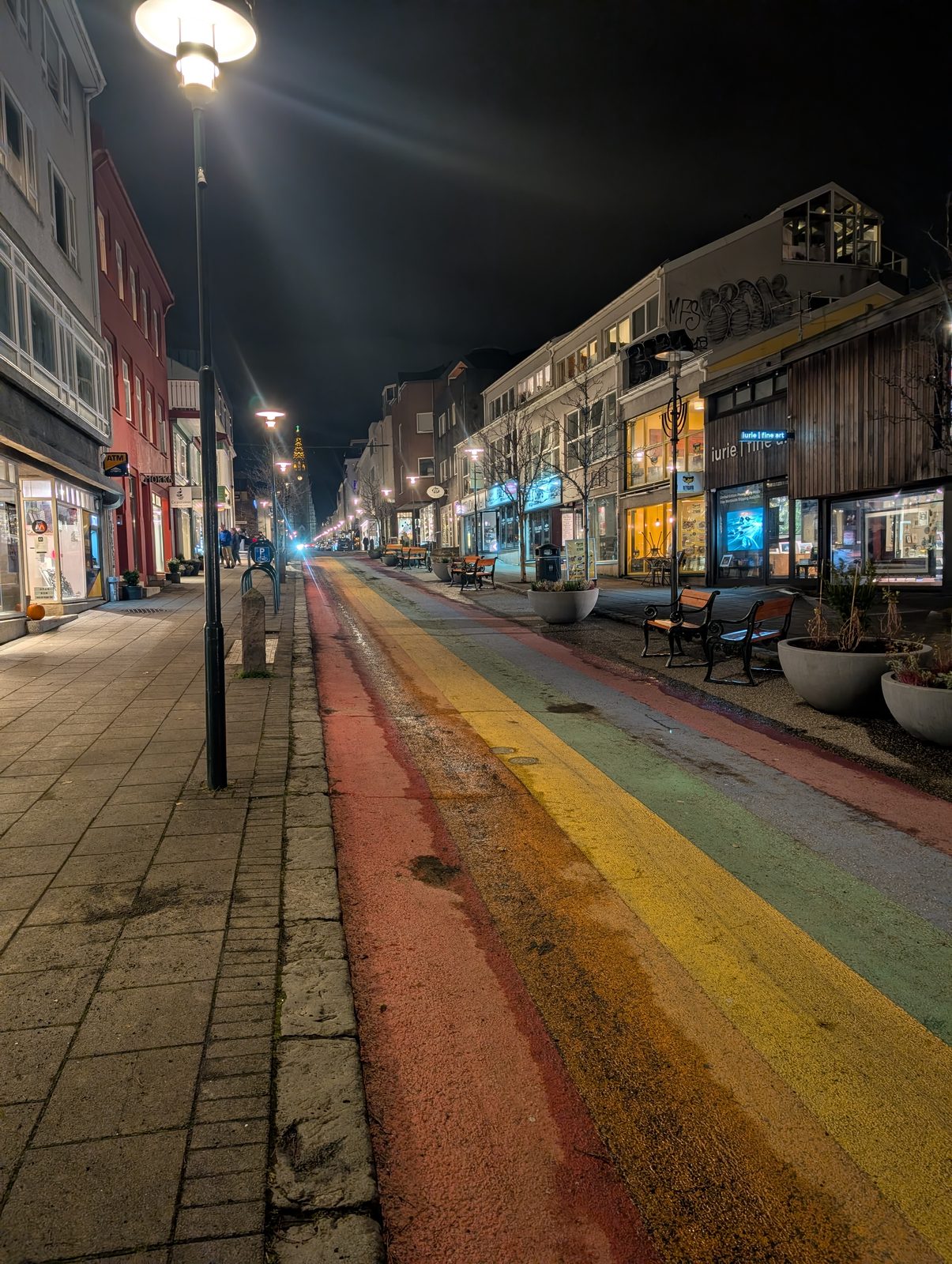 レイキャビクの虹の道とハットルグリムス教会の夜景 Rainbow street and Hallgrímskirkja at night, Reykjavik
