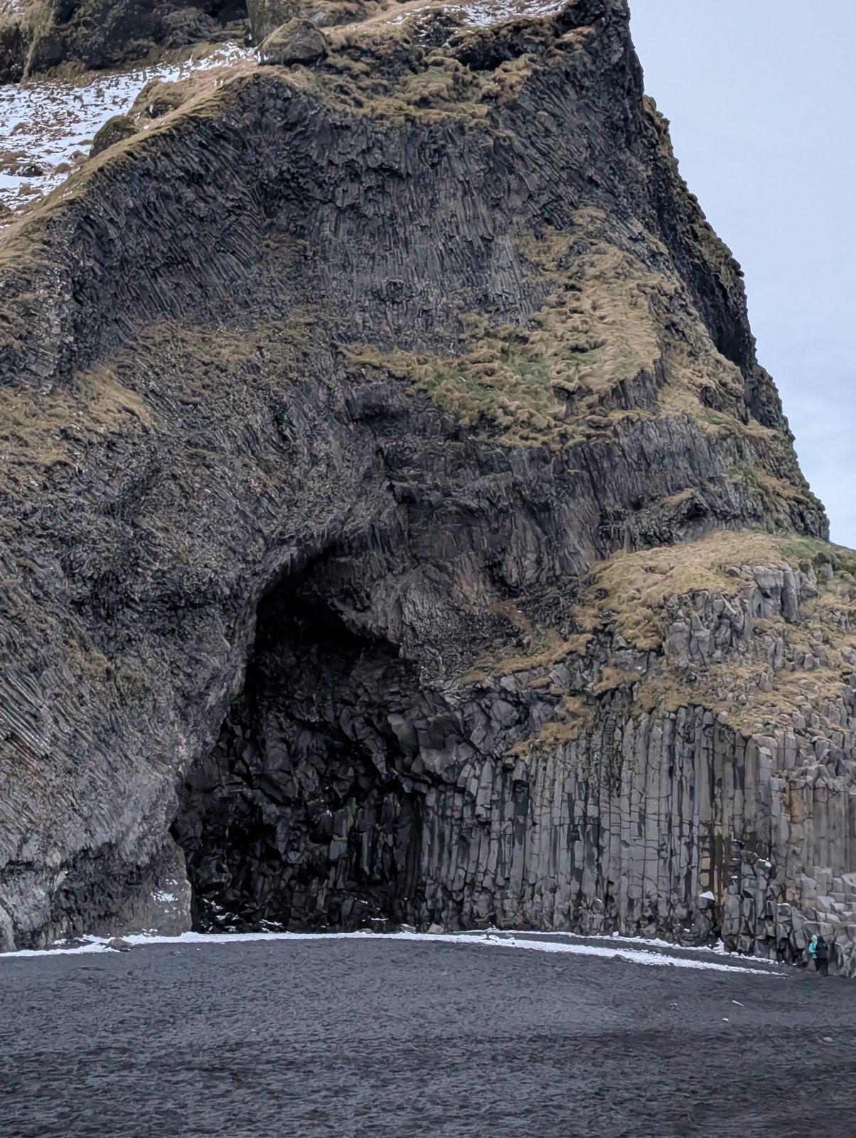 ハゥルサネフスヘトリル洞窟と玄武岩 Halsanefshellir basalt cave at Reynisfjara, Iceland