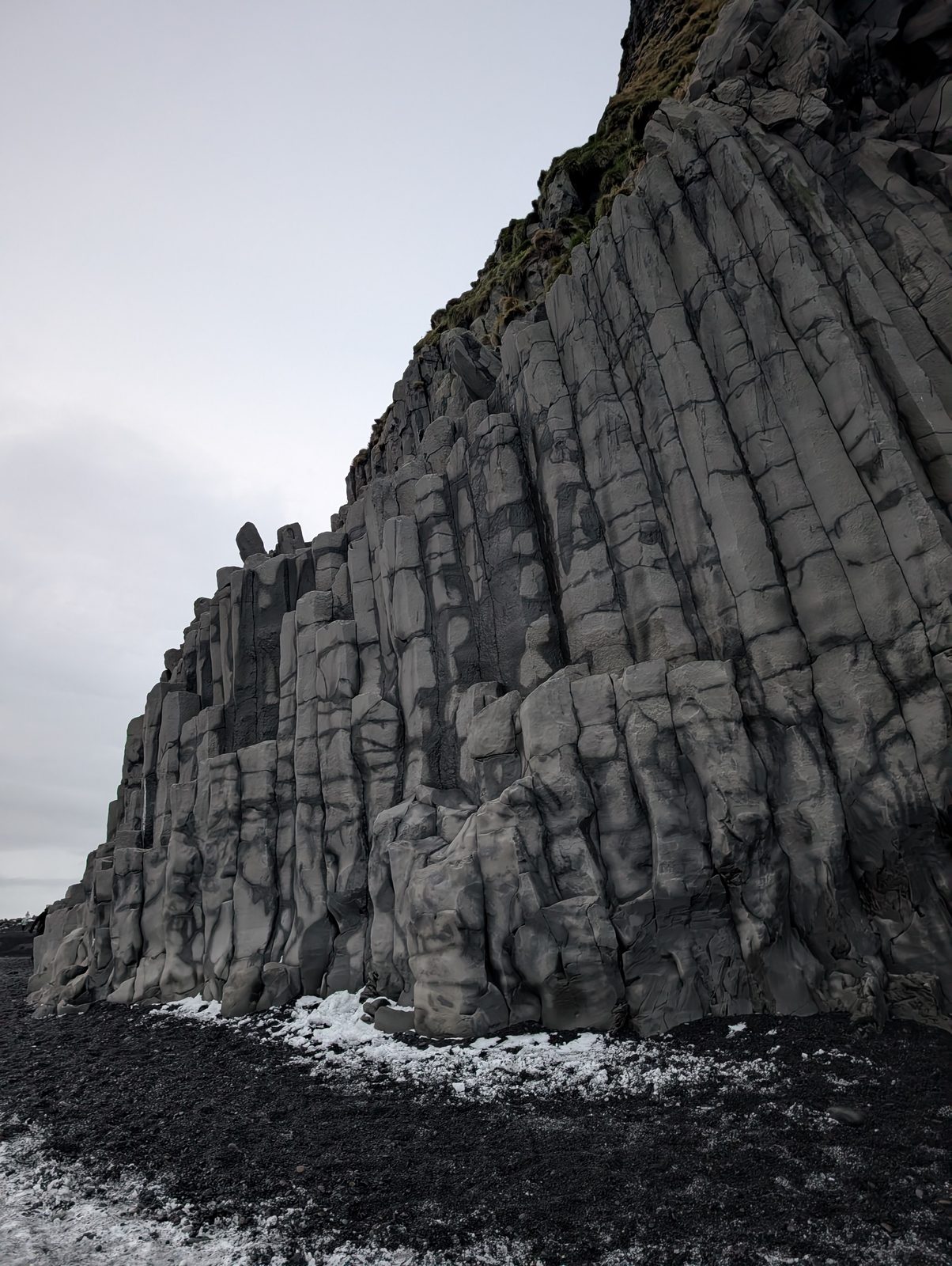 レイニスフィャラの柱状節理の崖 Columnar basalt cliff at Reynisfjara, Iceland