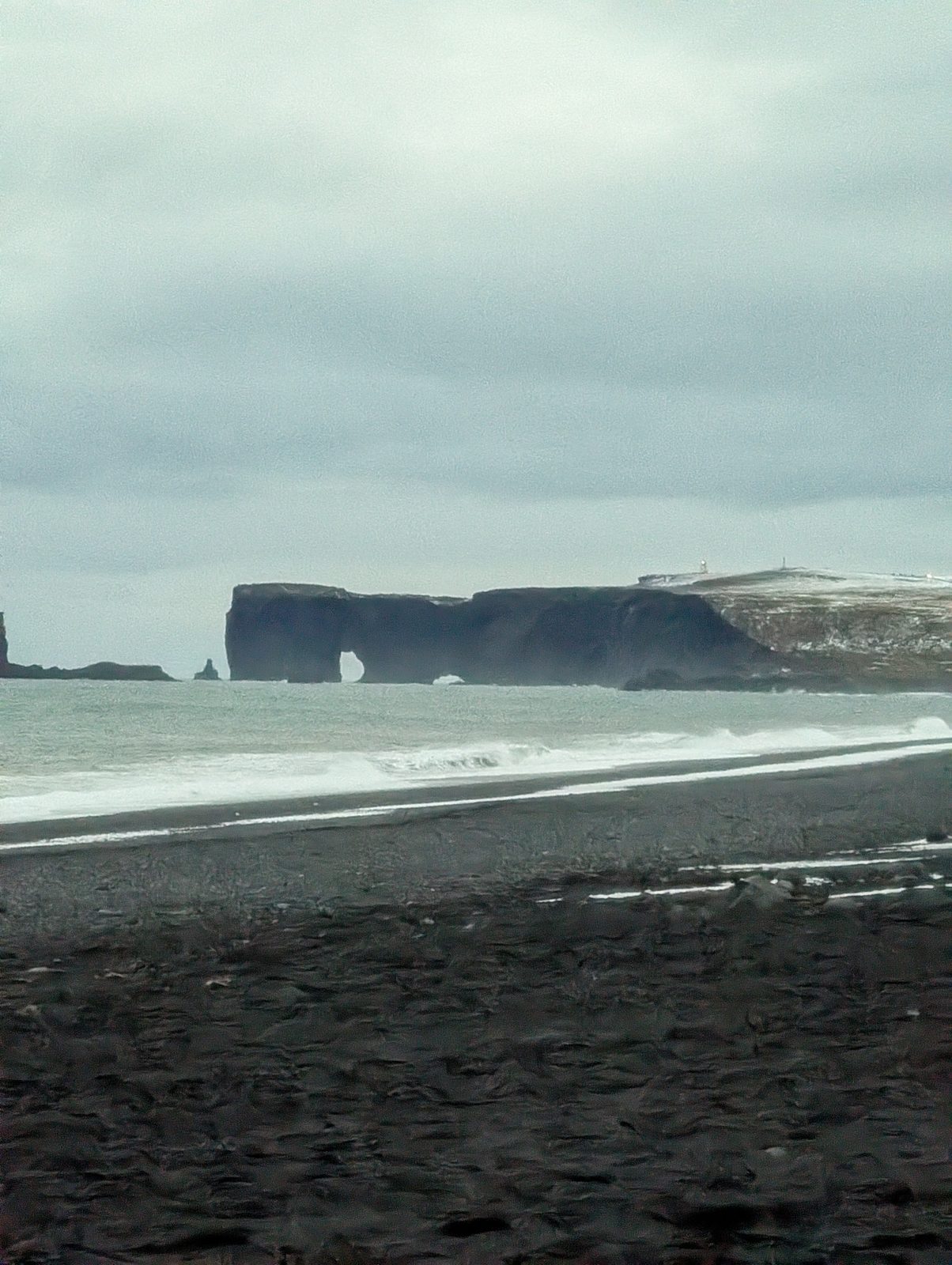 レイニスフィャラから望むディルホゥラエイの岬 Dyrholaey promontory seen across the black sand beach, Iceland