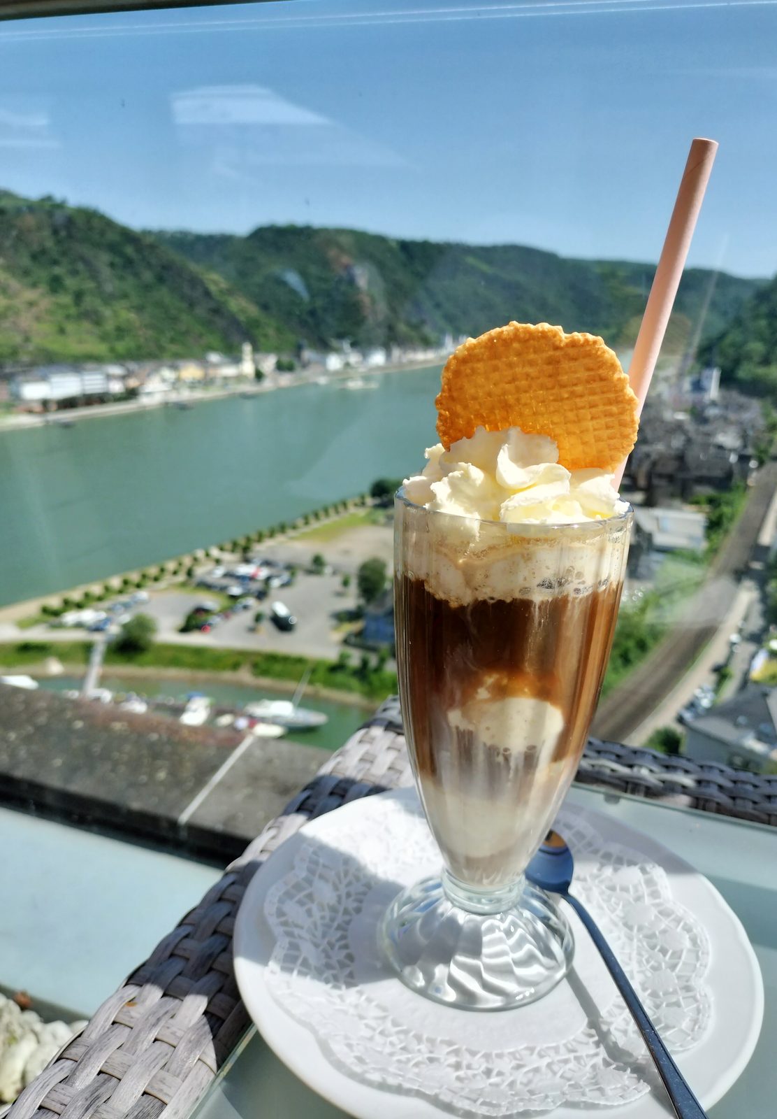 ラインフェルス城のテラスでアイスカフェ Eiskaffee at Rheinfels Castle terrace above the Rhine