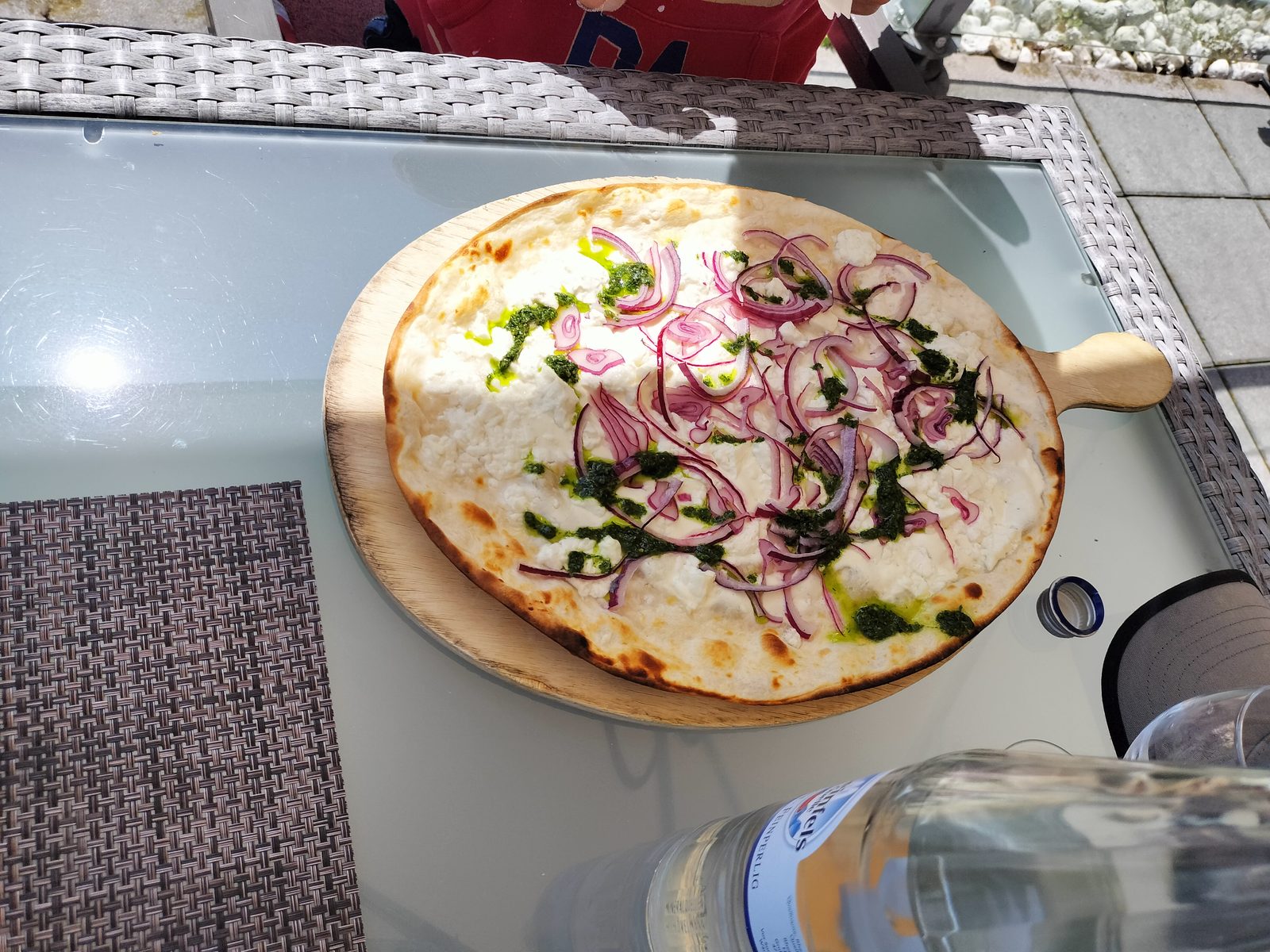 ラインフェルス城テラスのフラムクーヘン Flammkuchen lunch on the Rheinfels Castle terrace