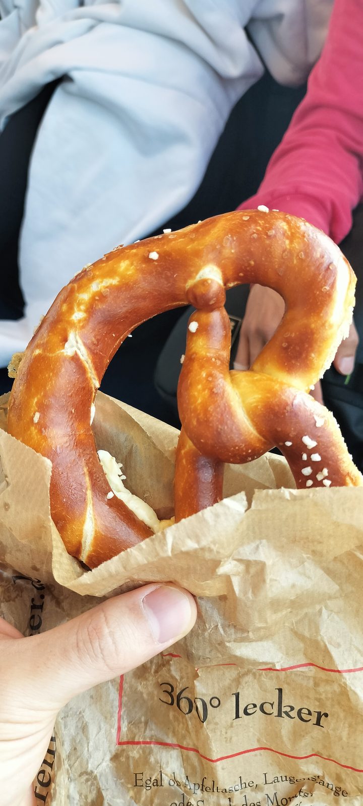 ライン川クルーズ前のブレッツェル Fresh bretzel before boarding the Rhine cruise