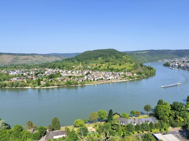 大きく蛇行するライン川 A great bend of the Rhine River