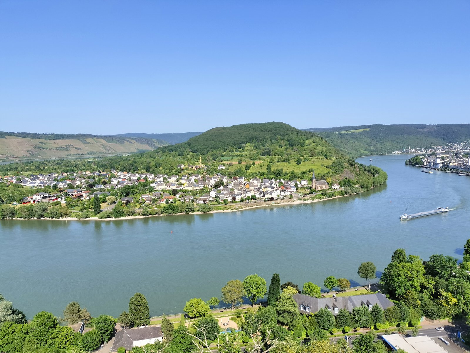 ライン川の大きな蛇行を見下ろす眺め The great bend of the Rhine seen from above