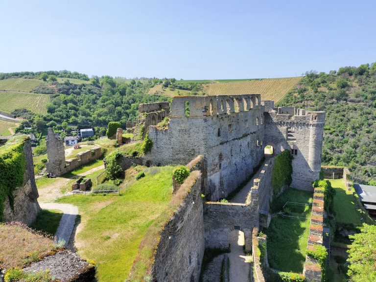 ライン渓谷を見下ろす古城跡 Castle ruins overlooking the Rhine valley
