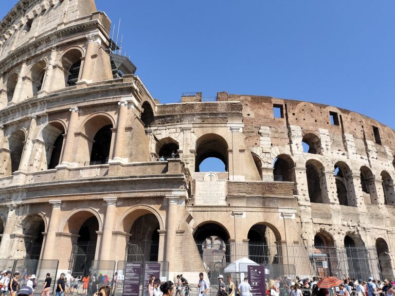 青空にそびえるコロッセオ The Colosseum under a blue sky, Rome