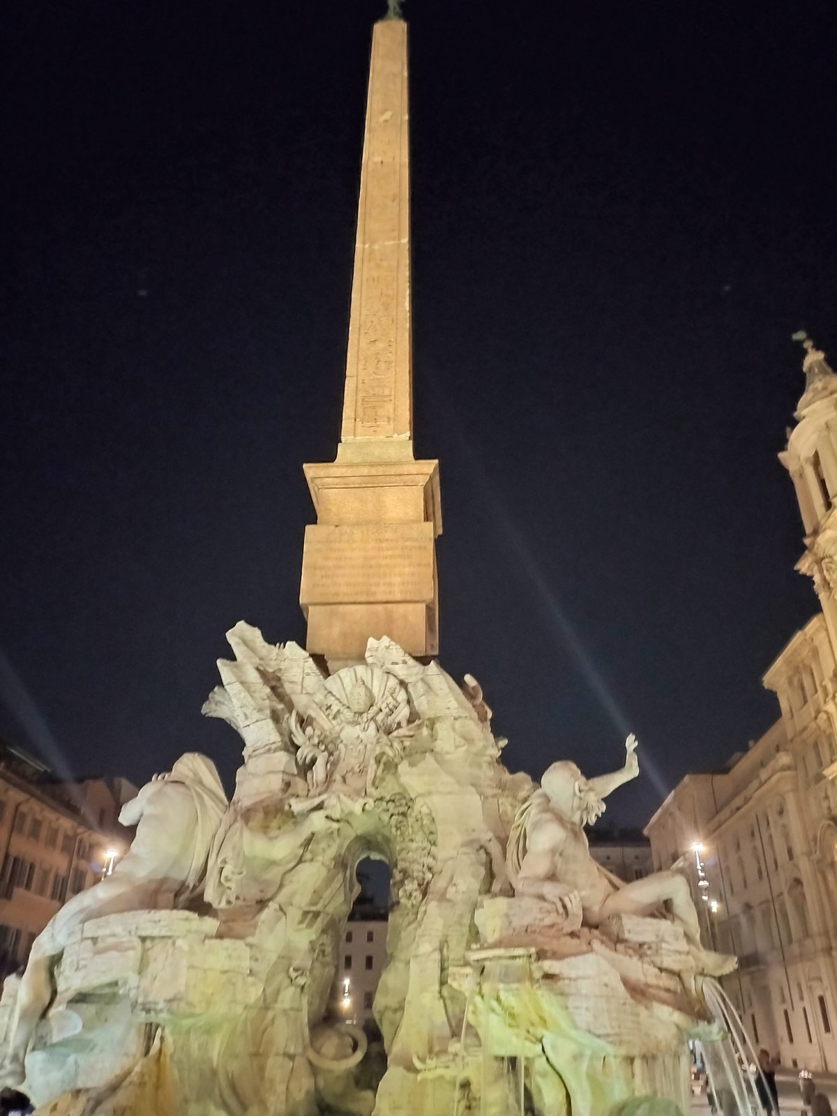 ナヴォーナ広場 四大河の噴水の夜景 Fountain of the Four Rivers at night, Piazza Navona, Rome