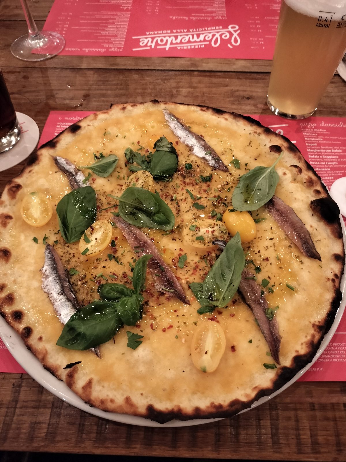 ローマ風薄焼きピッツァ Roman-style thin crust pizza