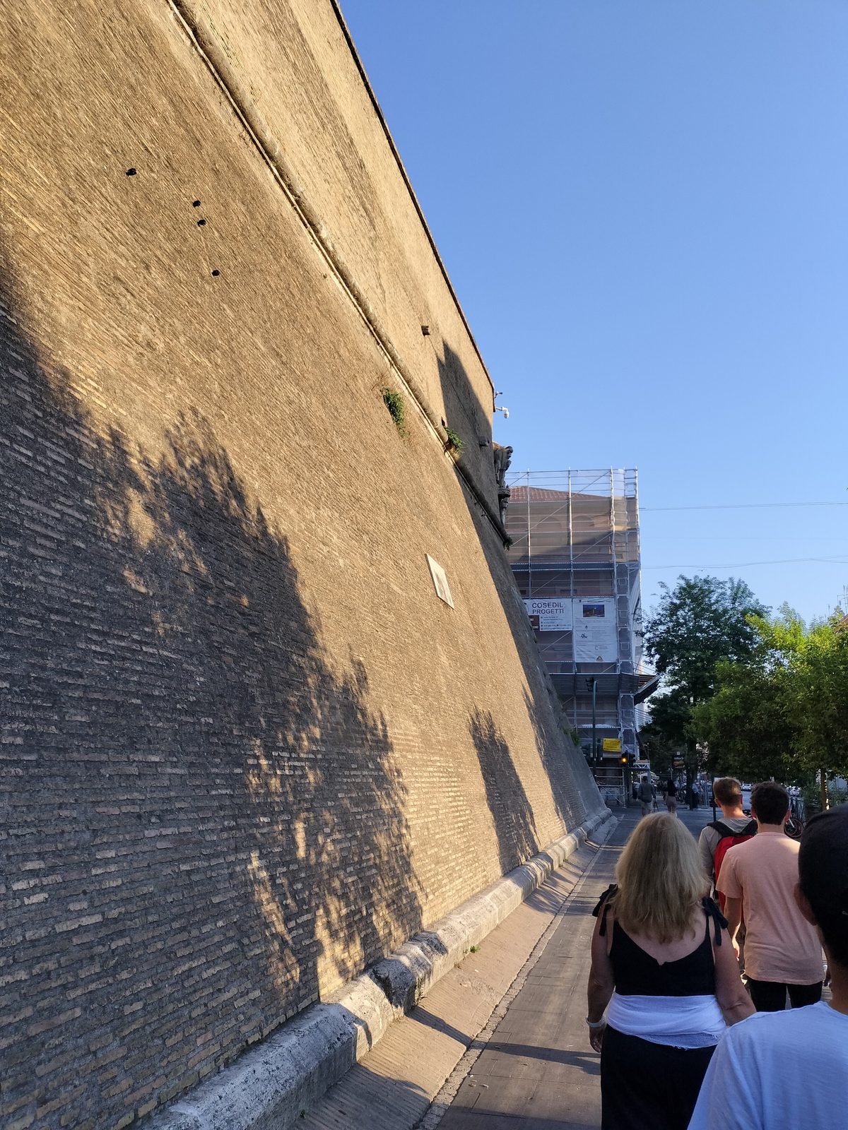 バチカン美術館の朝の行列 Morning queue at the Vatican Museums