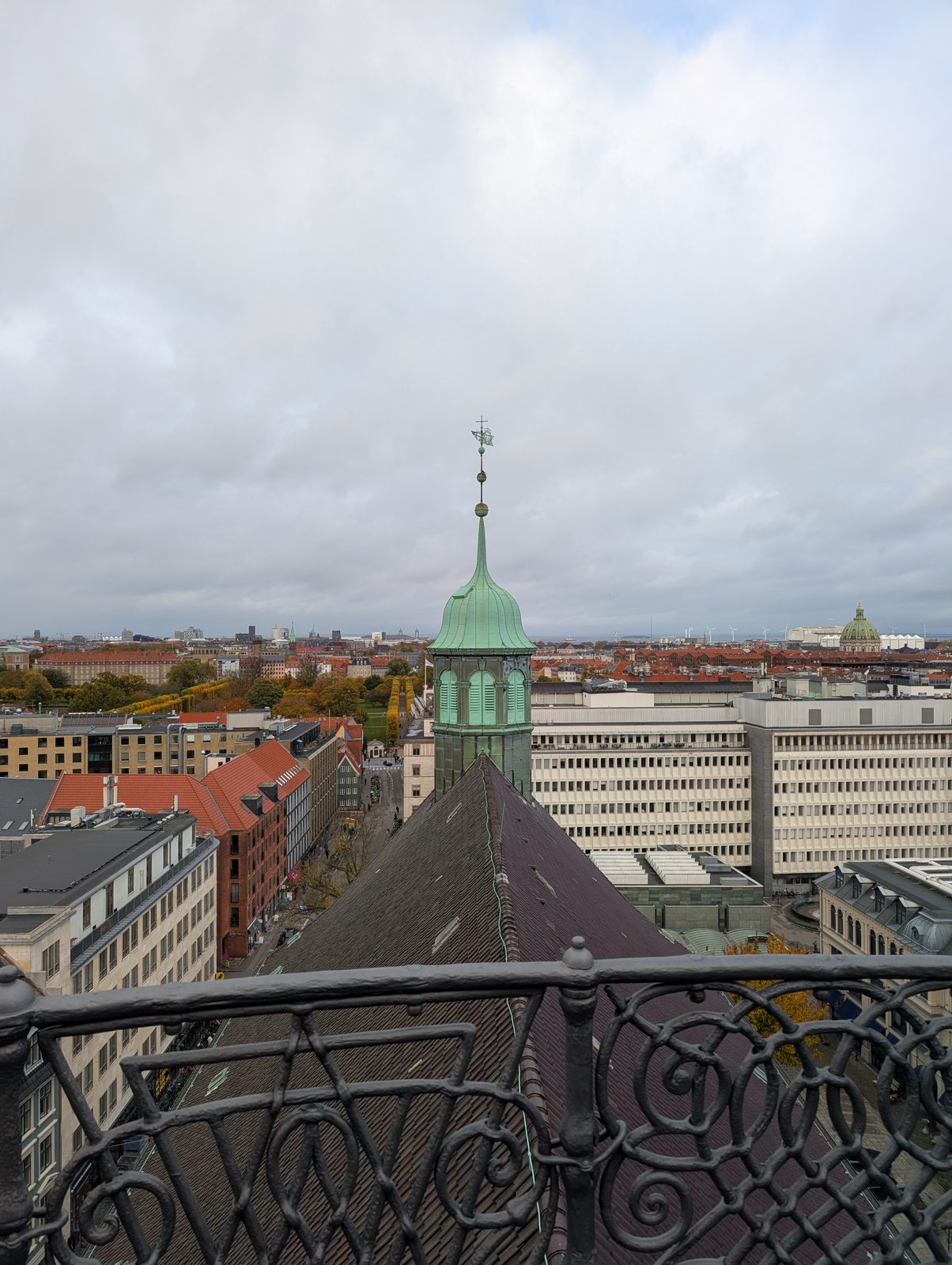 ラウンドタワーから見る旧市街の尖塔 Old town spires seen from the Round Tower, Copenhagen