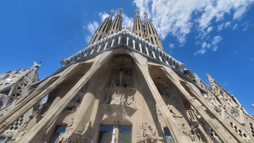 見上げるサグラダ・ファミリアの尖塔 Looking up at the spires of the Sagrada Familia