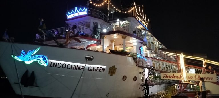夜のサイゴン川に停泊するクルーズ船 An illuminated cruise ship on the Saigon River