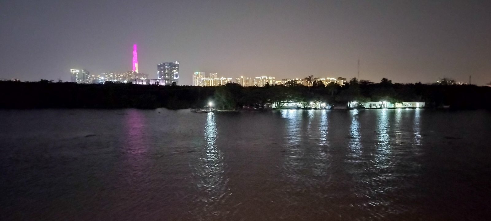 夜のサイゴン川とランドマーク81 Landmark 81 over the Saigon River at night