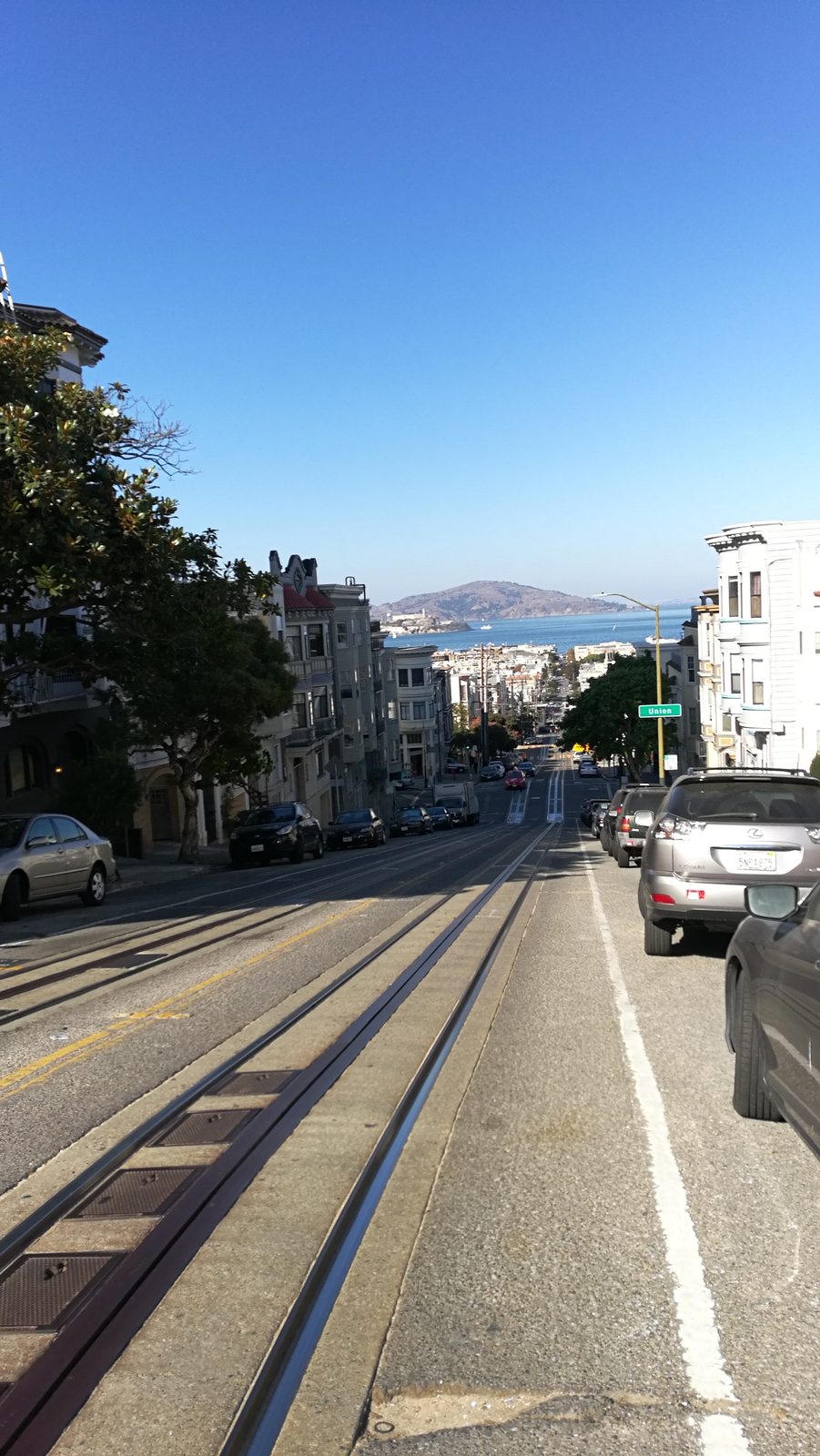 ケーブルカーの線路と湾を望む坂道 Cable car tracks running downhill toward the bay and Alcatraz, San Francisco