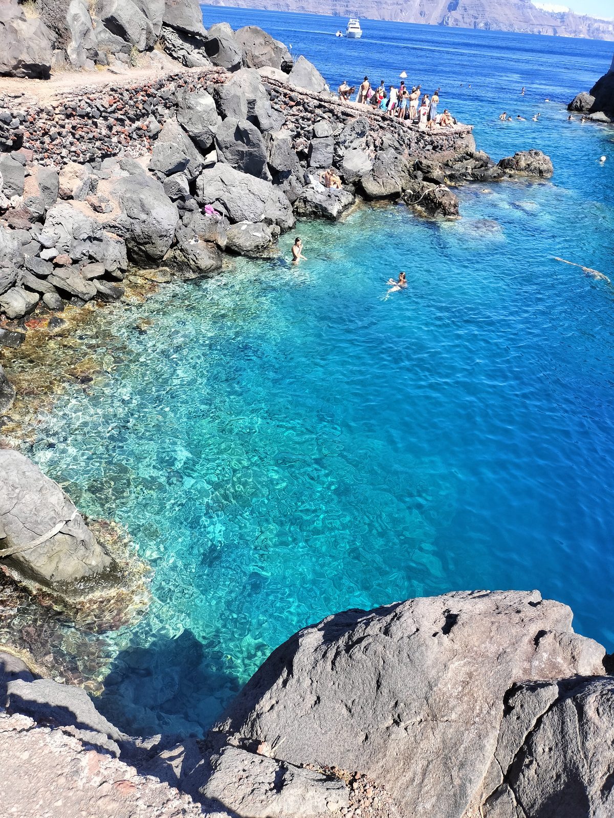 アムーディ湾の透明な入江 Clear swimming cove at Amoudi Bay, Santorini