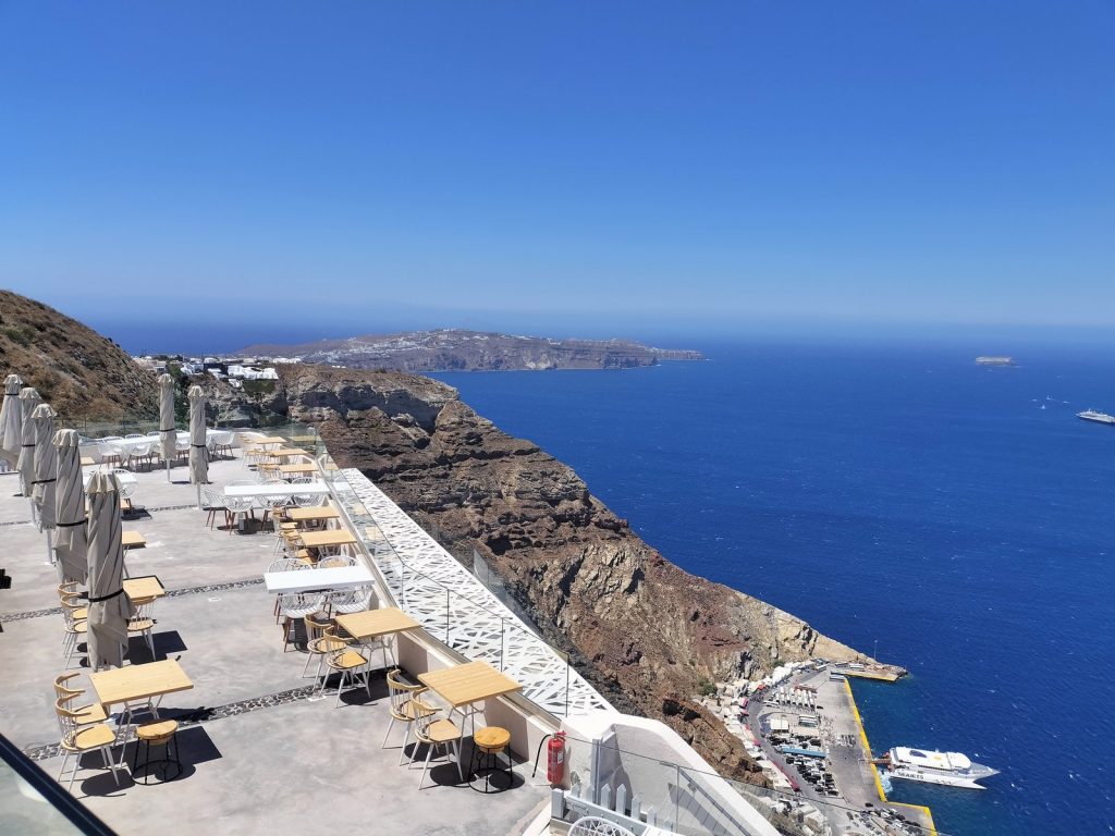 カルデラを見下ろすテラスとエーゲ海 Terrace overlooking the caldera, Santorini