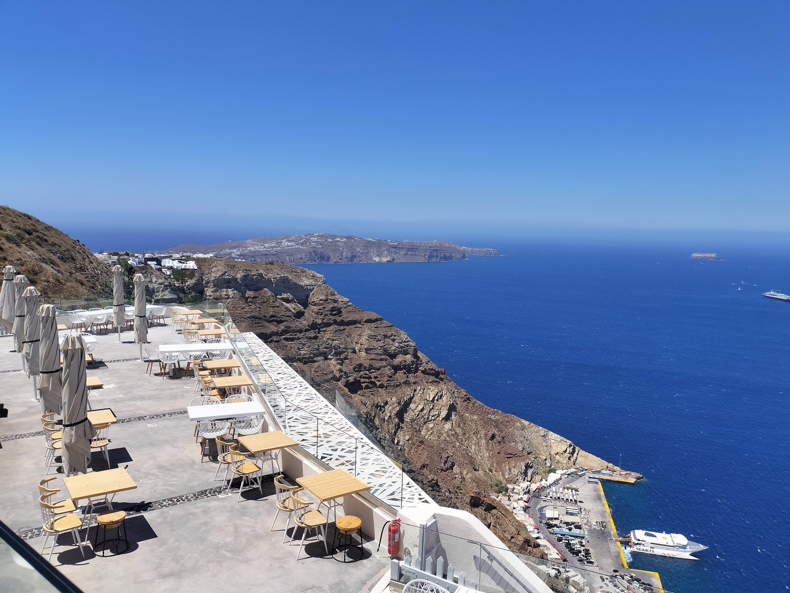 カルデラを見下ろすテラスとエーゲ海 Terrace overlooking the caldera, Santorini