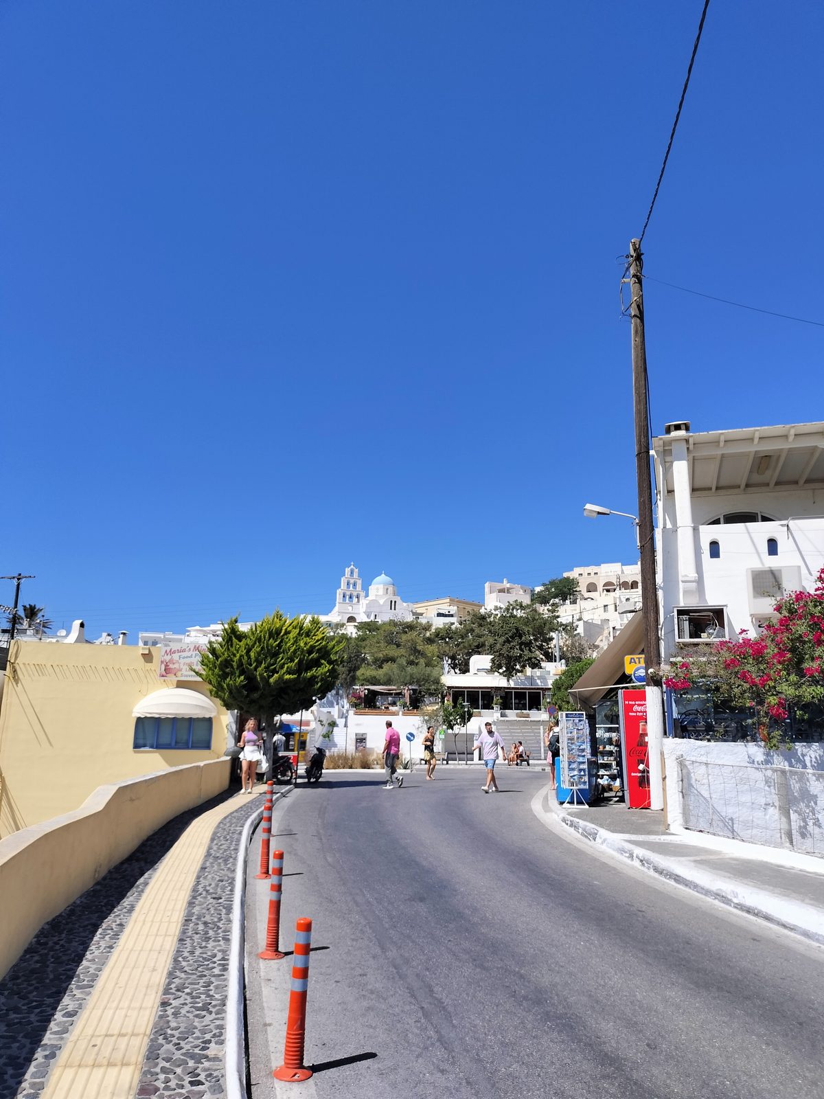 ピルゴス村の通りと丘上の教会 Street of Pyrgos village, Santorini