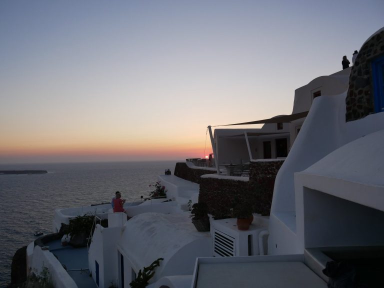 夕暮れに染まる白い街並み White houses at sunset, Santorini