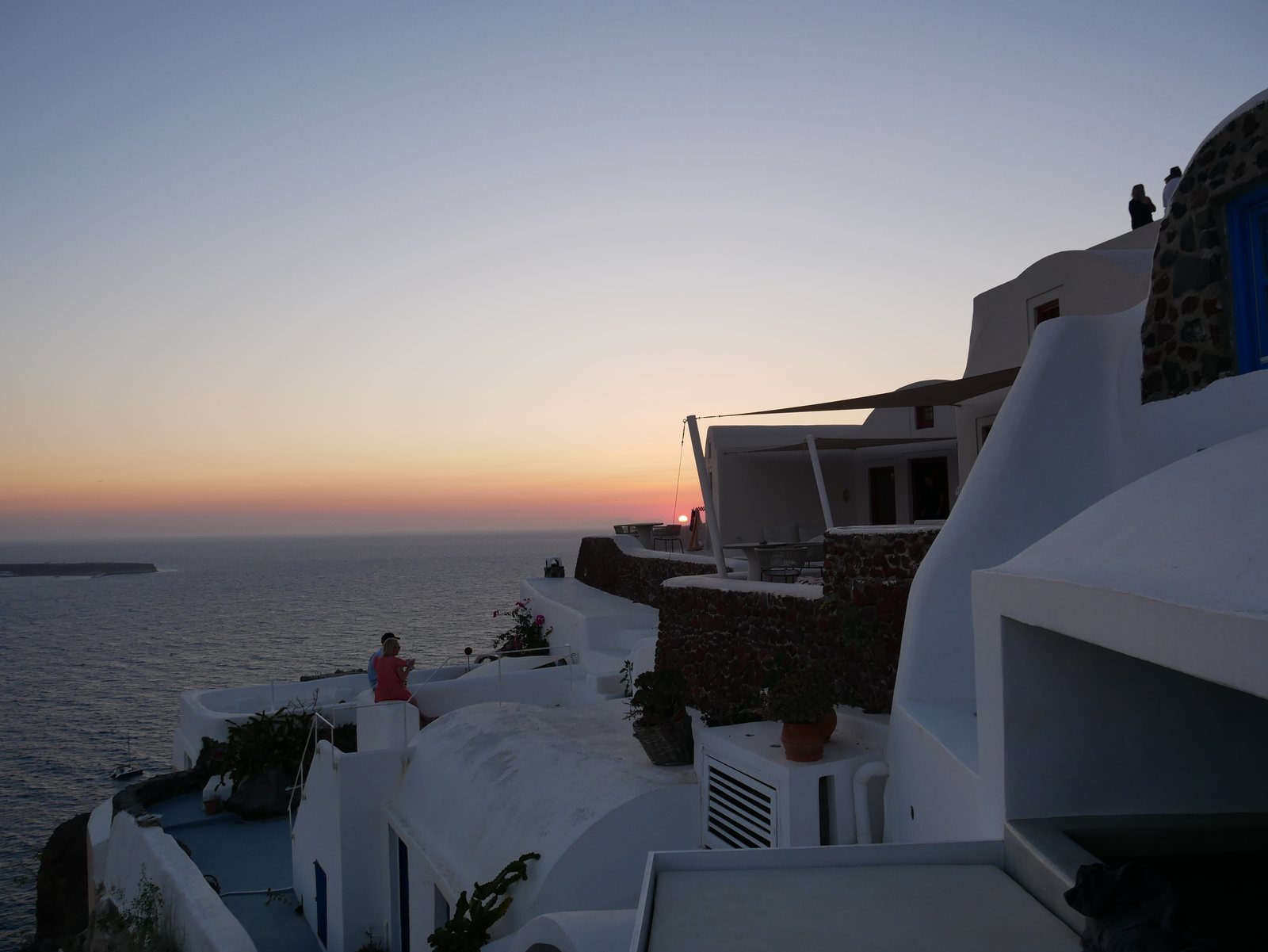夕暮れのサントリーニの白い家並み White houses of Santorini at sunset