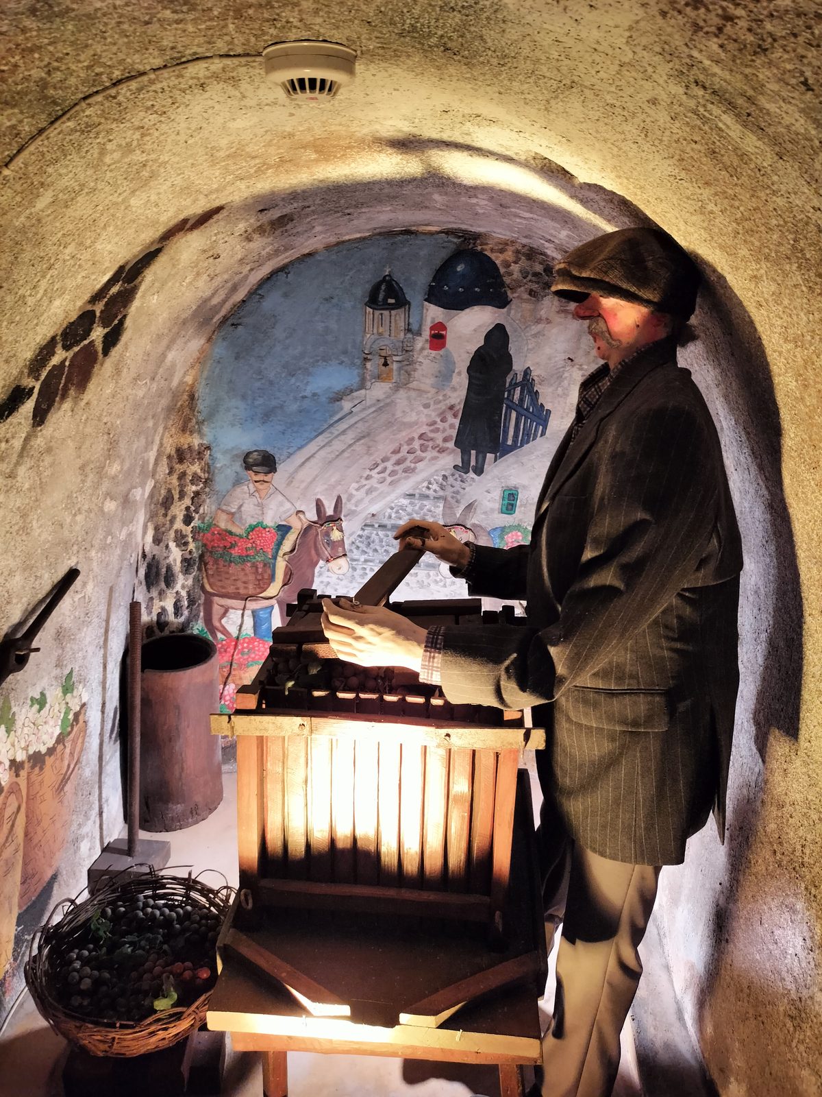 洞窟のワイン博物館の展示 Cave exhibit at a wine museum, Santorini