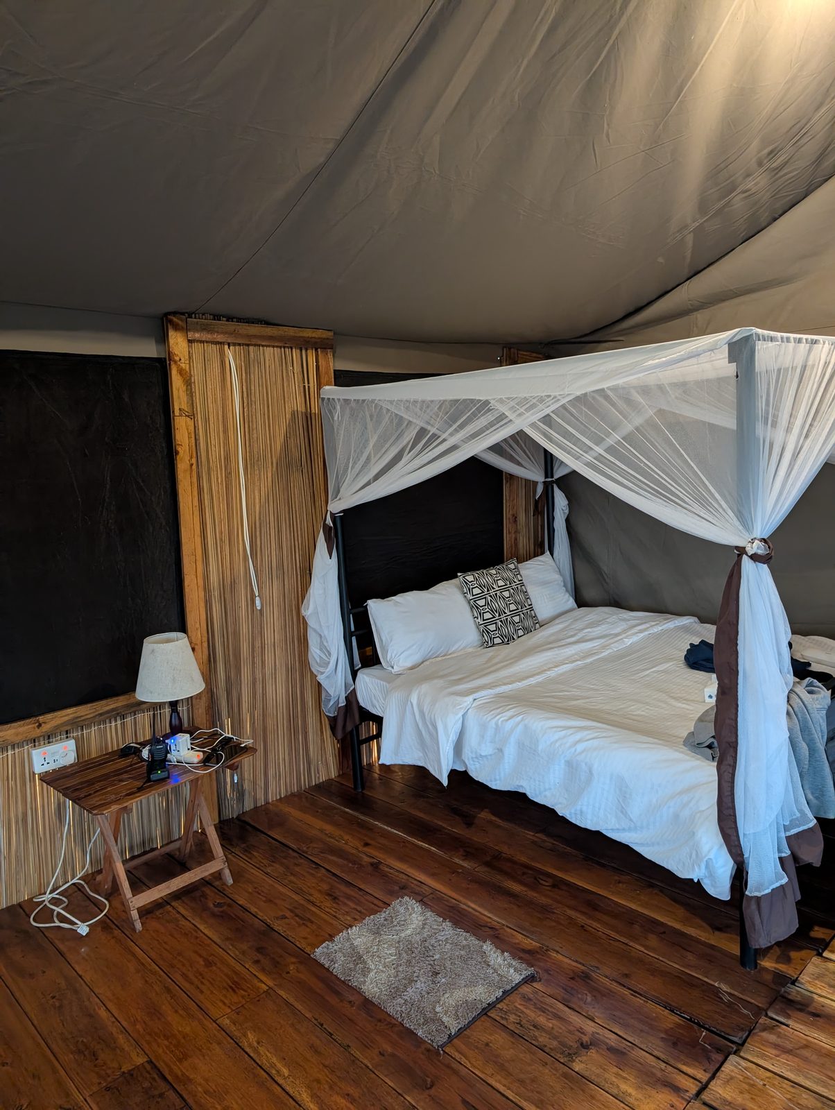 セレンゲティのテントロッジの内部 Four-poster bed inside a tented camp, Serengeti