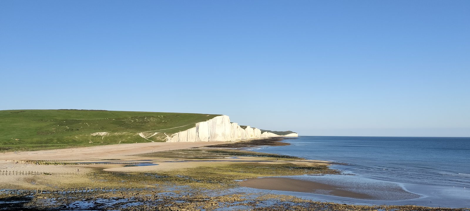 夕暮れのセブンシスターズと引き潮の浜 Seven Sisters at dusk with the tide out